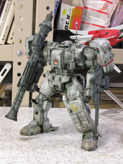 後ろにちょろっと見えてる赤いのはコトブキヤから発売のR-GRAY1。結構細かく色分けされてるけど、ハイエンドCG見たらさらに細かく塗り分けられてたので、ちょいゲンナリ。スミ入れフィニッシュで終わらせるつもりだったのに・・・
